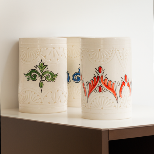 Plongez dans l'Élégance du Maroc avec les vases artisanaux Nakch de Maison Medina