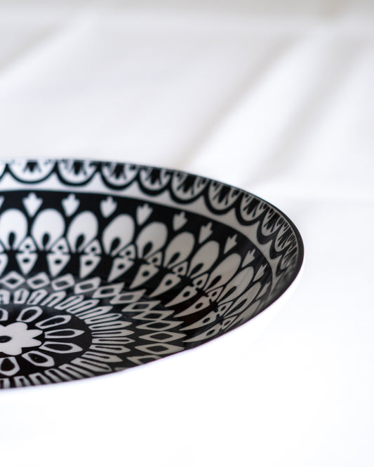 Assiette creuse de la collection Opulence en noir et blanc, inspirée par l'authenticité du Maroc, parfaite pour la décoration des maisons.