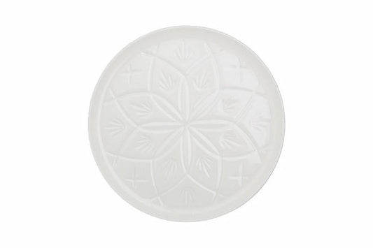 Assiette blanche à reliefs 18 cm, inspirée du Maroc, reflétant une atmosphère d'authenticité et d'éclat.