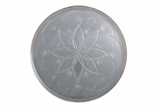 Assiette en émail gris foncé à reliefs, évoquant une atmosphère authentique et éthique marocaine.