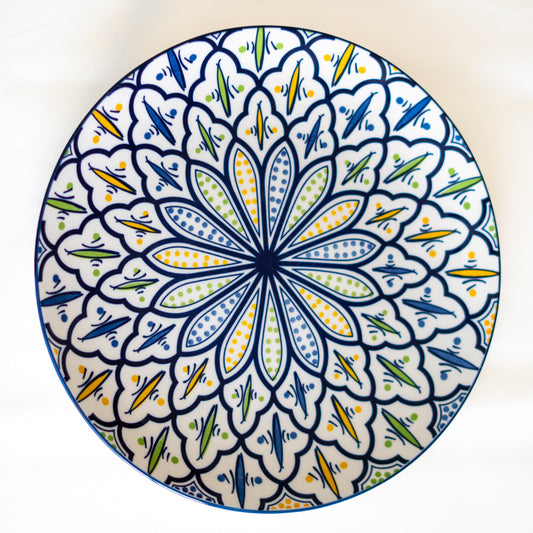 Assiette en porcelaine avec des motifs géométriques du Maroc, évoquant une atmosphère authentique et un éclat distinctif pour la décoration de maisons.