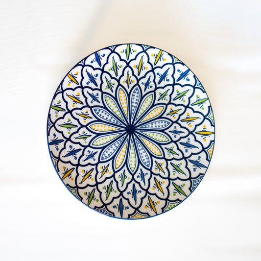 Assiette en porcelaine avec motifs géométriques inspirés du Maroc, ajoutant éclat et authenticité à la décoration de vos tables.