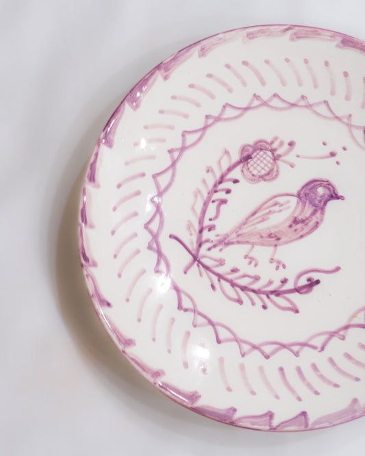 Assiette Bird en céramique blanche, peinte à la main par des artistes marocains, apportant une atmosphère d'authenticité à la décoration de maisons.