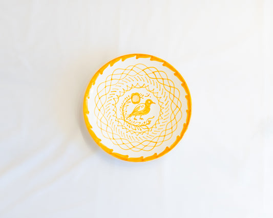 Assiette Bird en céramique blanche du Maroc, peinte à la main en jaune pour une atmosphère authentique dans la décoration de maisons.