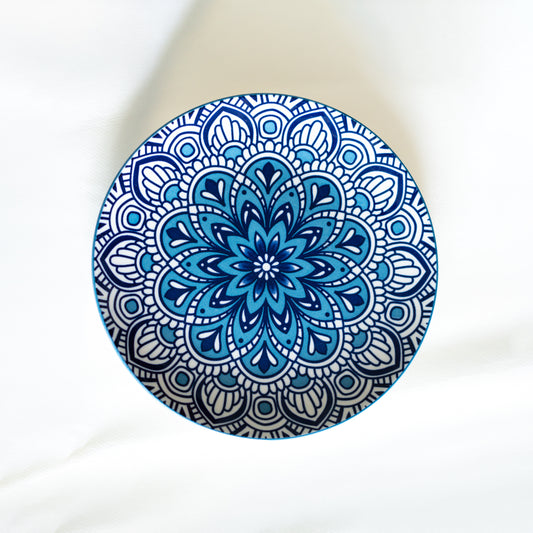 Assiette en porcelaine Chefchaouen bleue de 19 cm, illustrant l'éclat de la décoration marocaine traditionnelle.