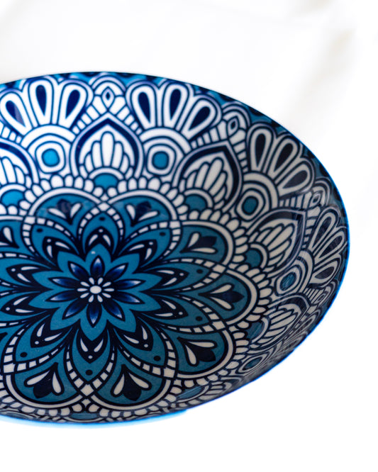 Assiette en porcelaine Chefchaouen de 20 cm, illustrant l'authenticité marocaine avec un éclat de bleu profond.