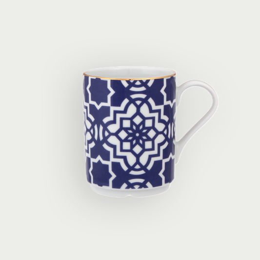 Mug en porcelaine orné d'un motif bleu majorelle évoquant l'éclat et l'authenticité de la décoration marocaine.