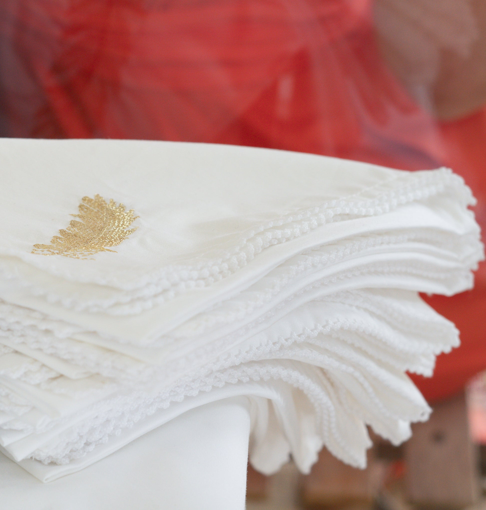 La beauté et l'éthique de l'artisanat marocain se reflètent dans cette nappe blanche aux motifs dorés.