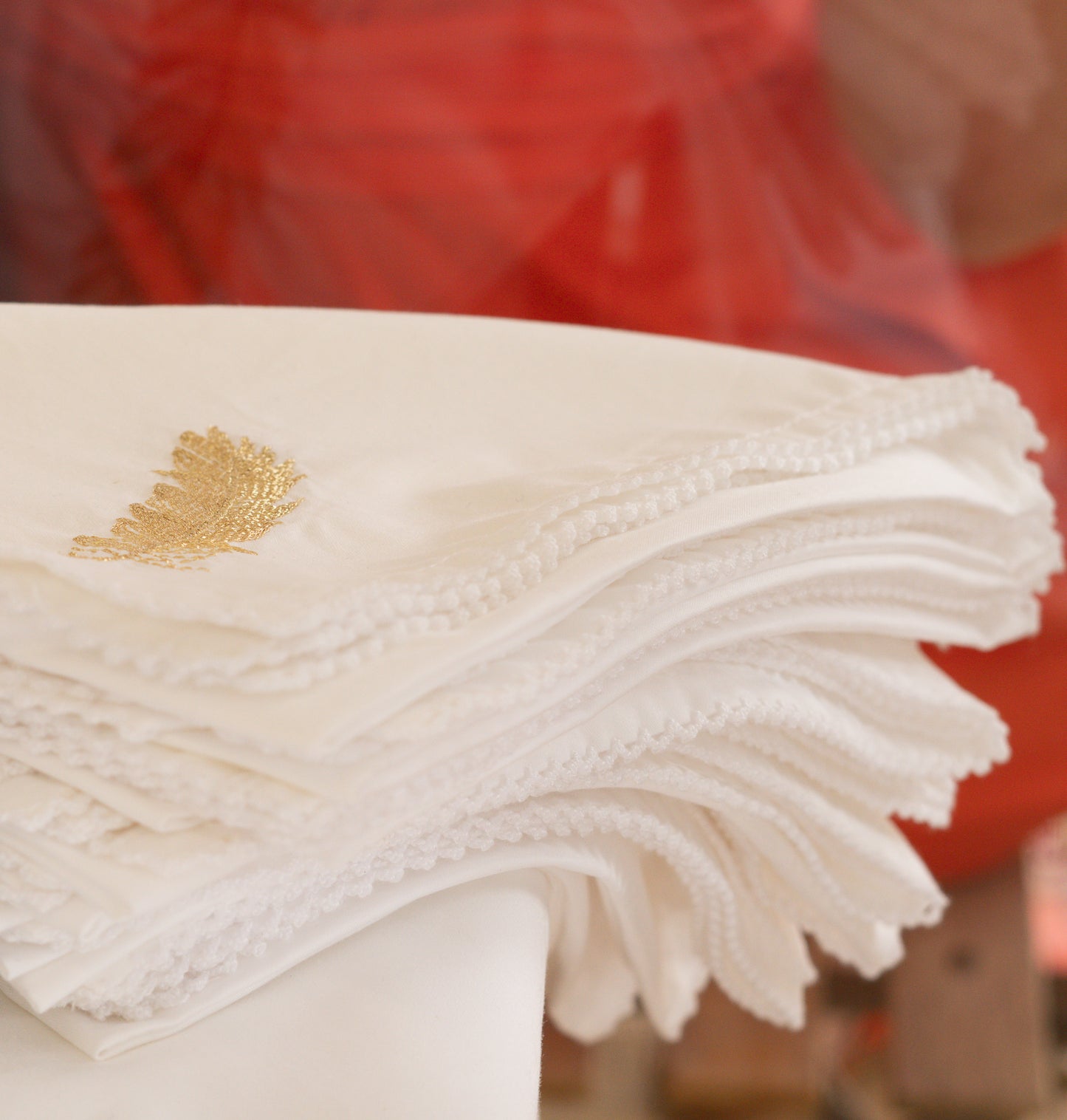 Éclat doré et design marocain : nappe blanche évoquant une atmosphère chaleureuse et authentique.