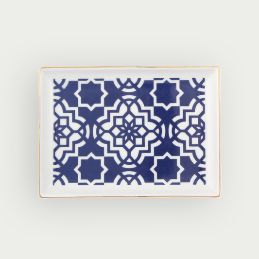 Plateau en porcelaine aux motifs bleu majorelle et blanc, reflétant l'éclat et l'authenticité de l'atmosphère marocaine.