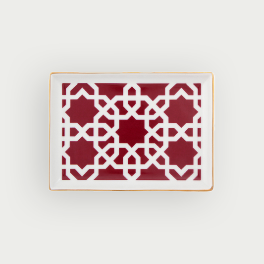 Plateau en porcelaine avec des motifs bordeaux et blancs, évoquant l'authenticité et l'éclat du Maroc.