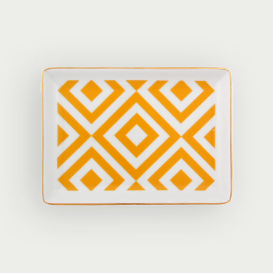 Un plateau à motifs jaune et blanc de la Collection Elegance marocaine, reflétant l'authenticité et l'éclat du Maroc.