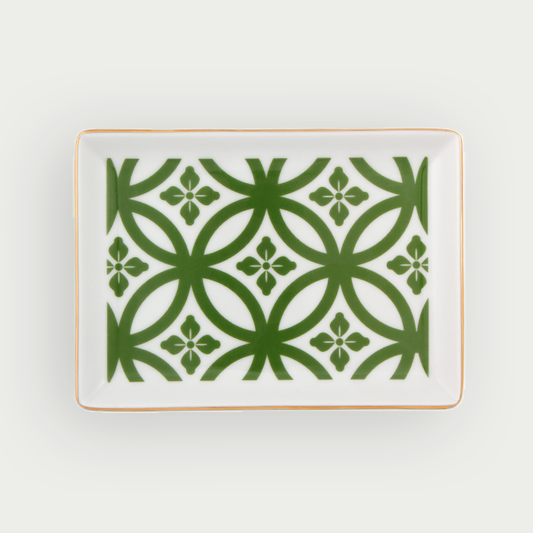 Un plateau en porcelaine de 18cm avec des motifs or évoquant l'authenticité de la décoration marocaine.
