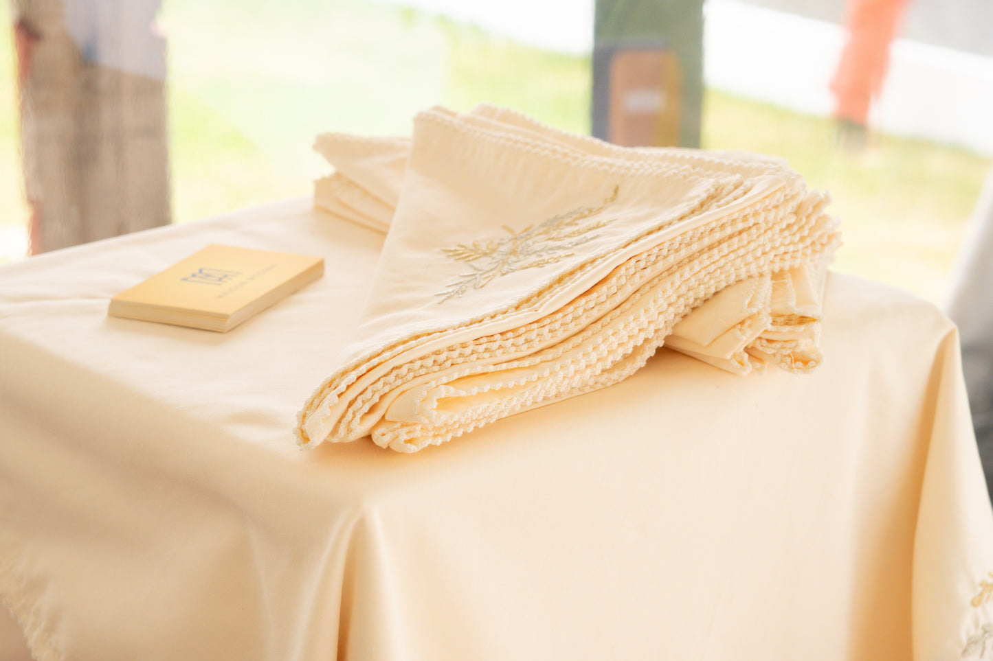 Nappe avec 12 serviettes ivoire brodée de fils d'or et d'argent