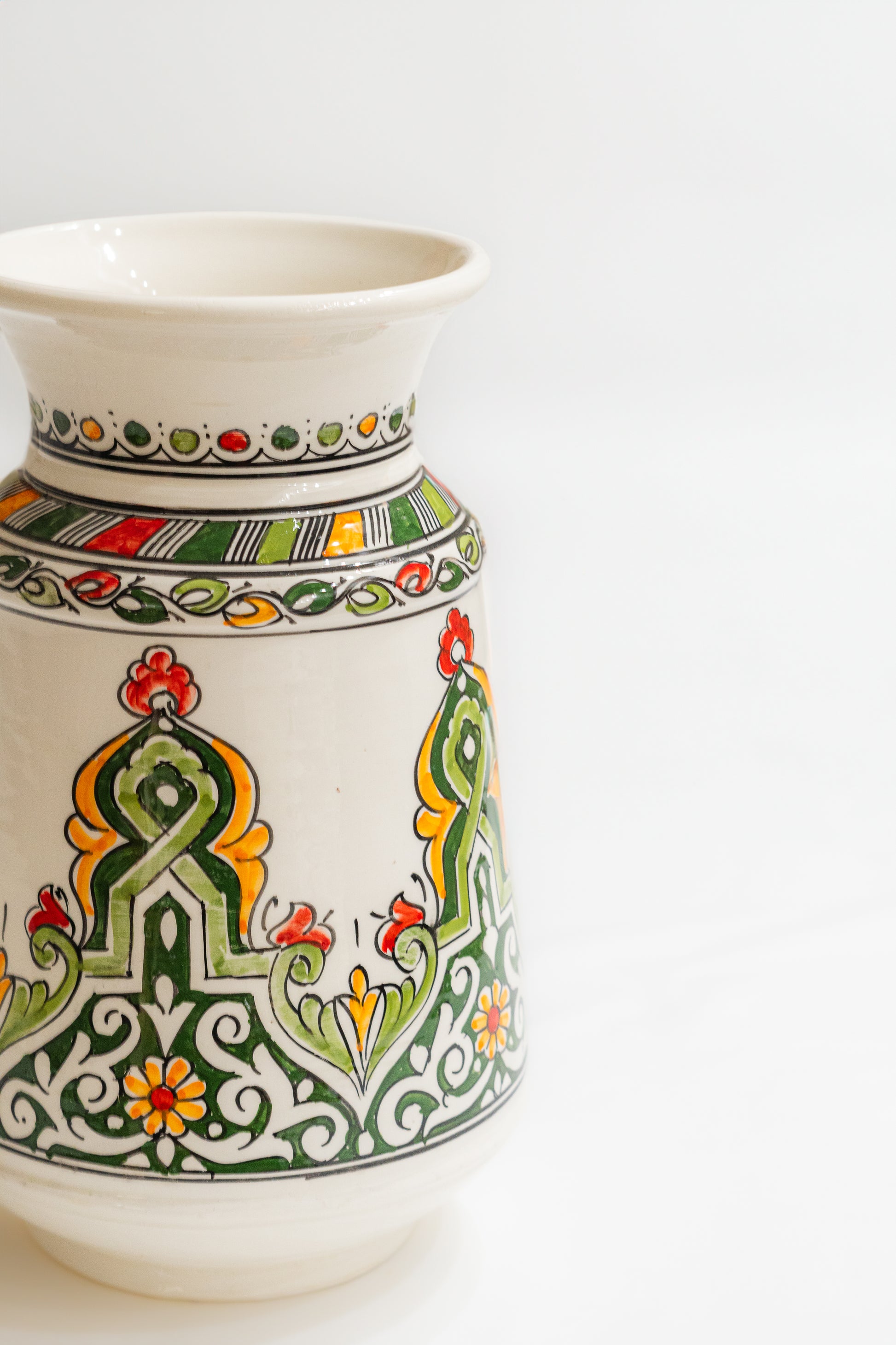 Pièce dart marocaine authentique ce vase peint a la main introduit une atmosphere déthique traditionnelle a votre decoration interieure