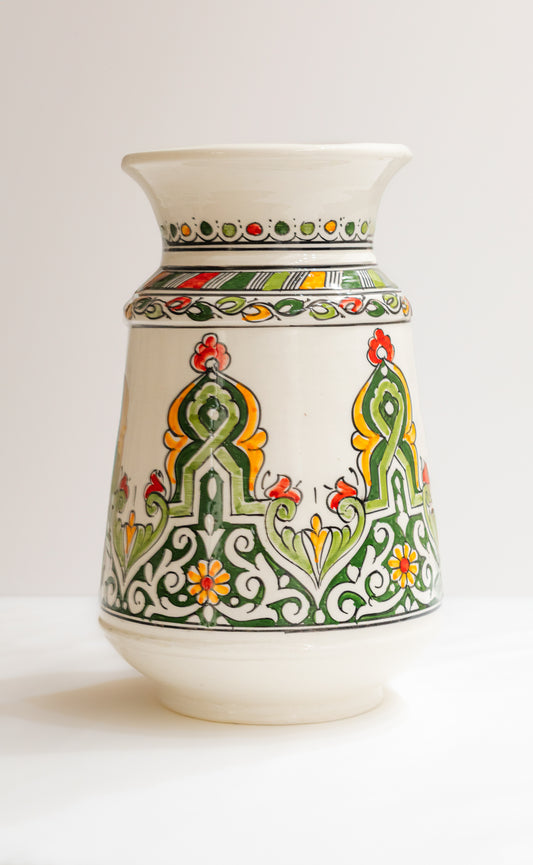 Vase marocain colore de 34 cm refletant lauthenticite de lartisanat traditionnel et apportant un eclat exotique a la decoration des maisons