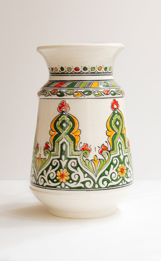 Vase marocain coloré de 34 cm reflétant l'authenticité de l'artisanat traditionnel et apportant un éclat exotique à la décoration des maisons.