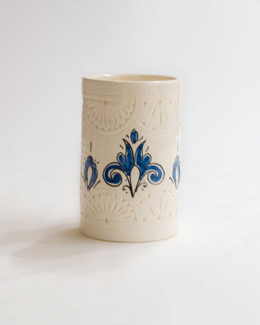Vase artisanal du Maroc avec motifs bleus, reflétant l'authenticité et l'éclat du savoir-faire marocain.