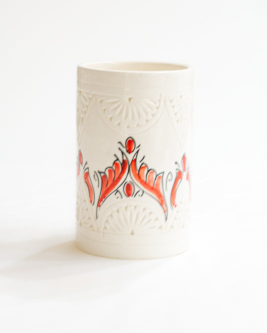 Vase artisanal du Maroc blanc avec motifs bleus, ajoutant une atmosphère d'authenticité à la décoration des maisons.