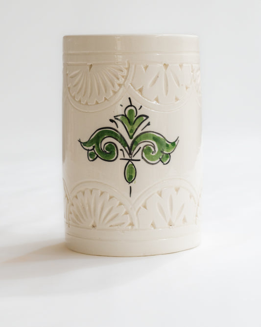 Vase artisanal marocain avec motif vert et blanc, évoquant une atmosphère authentique et élégante pour la décoration des maisons.