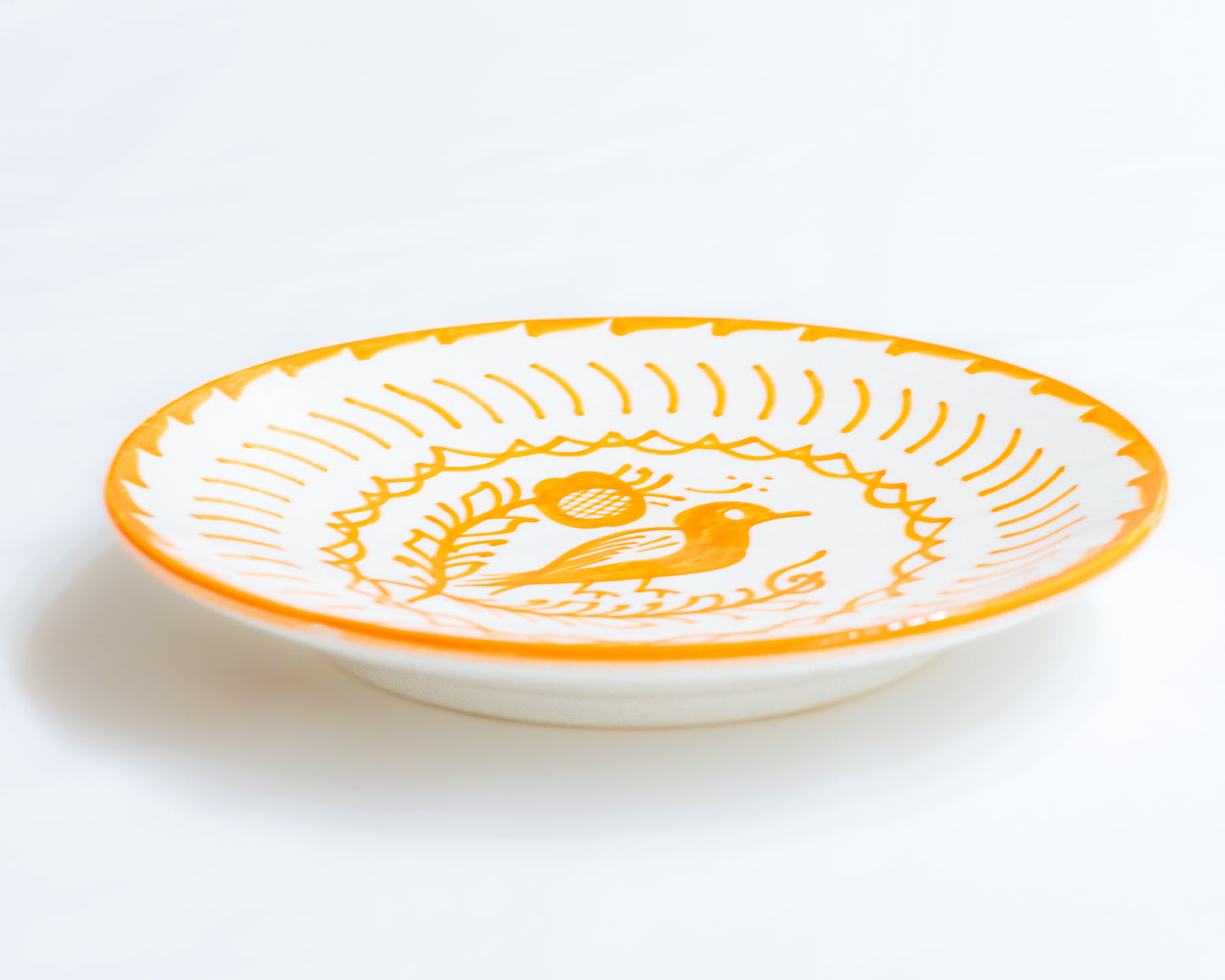 Assiette marocaine symbole dauthenticite et de decoration maisons brillant dun eclat orange sur une ceramique blanche