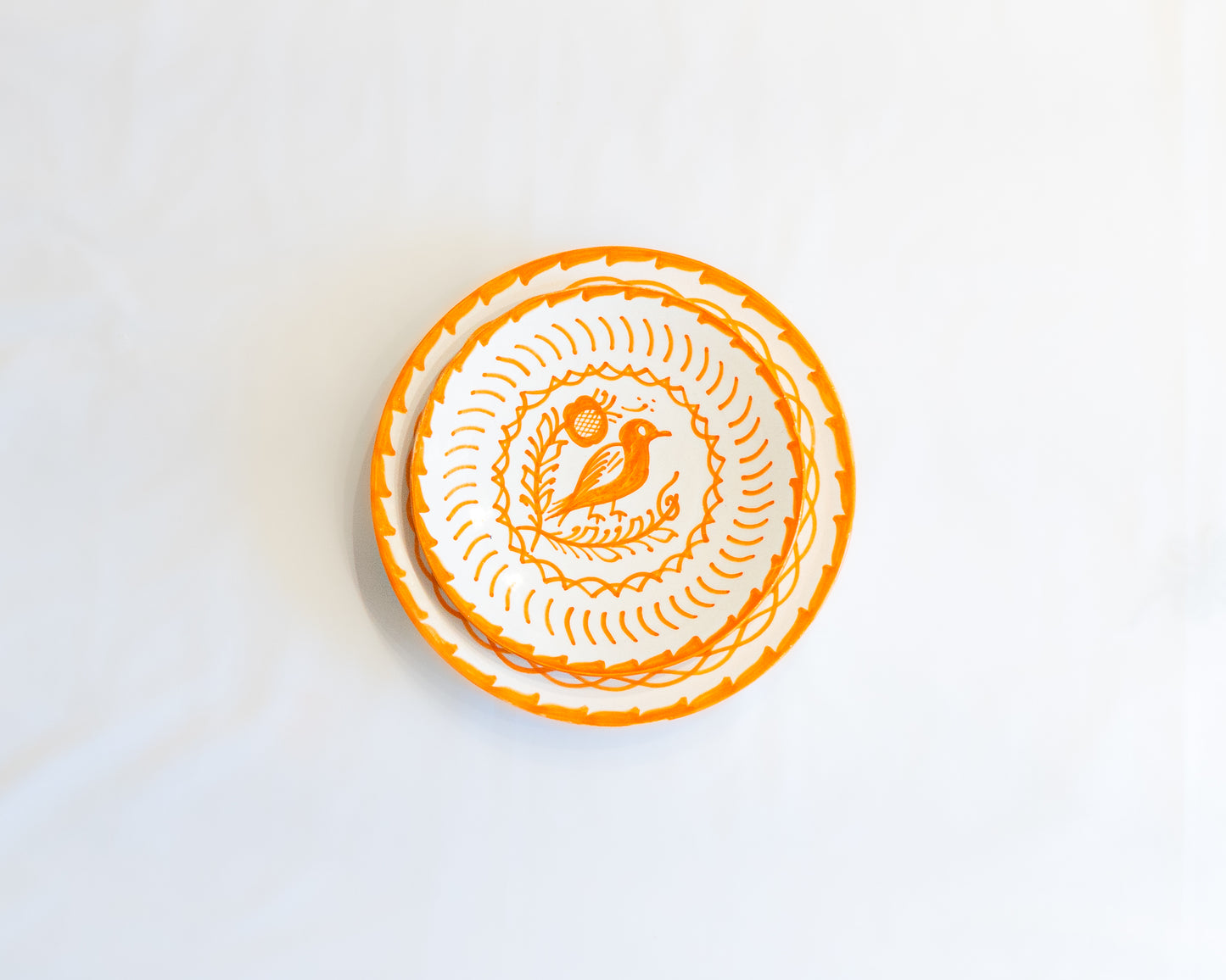 Assiette en céramique blanche et jaune du maroc peinte a la main avec une couleur orange eclatante refletant lauthenticite de lartisanat traditionnel