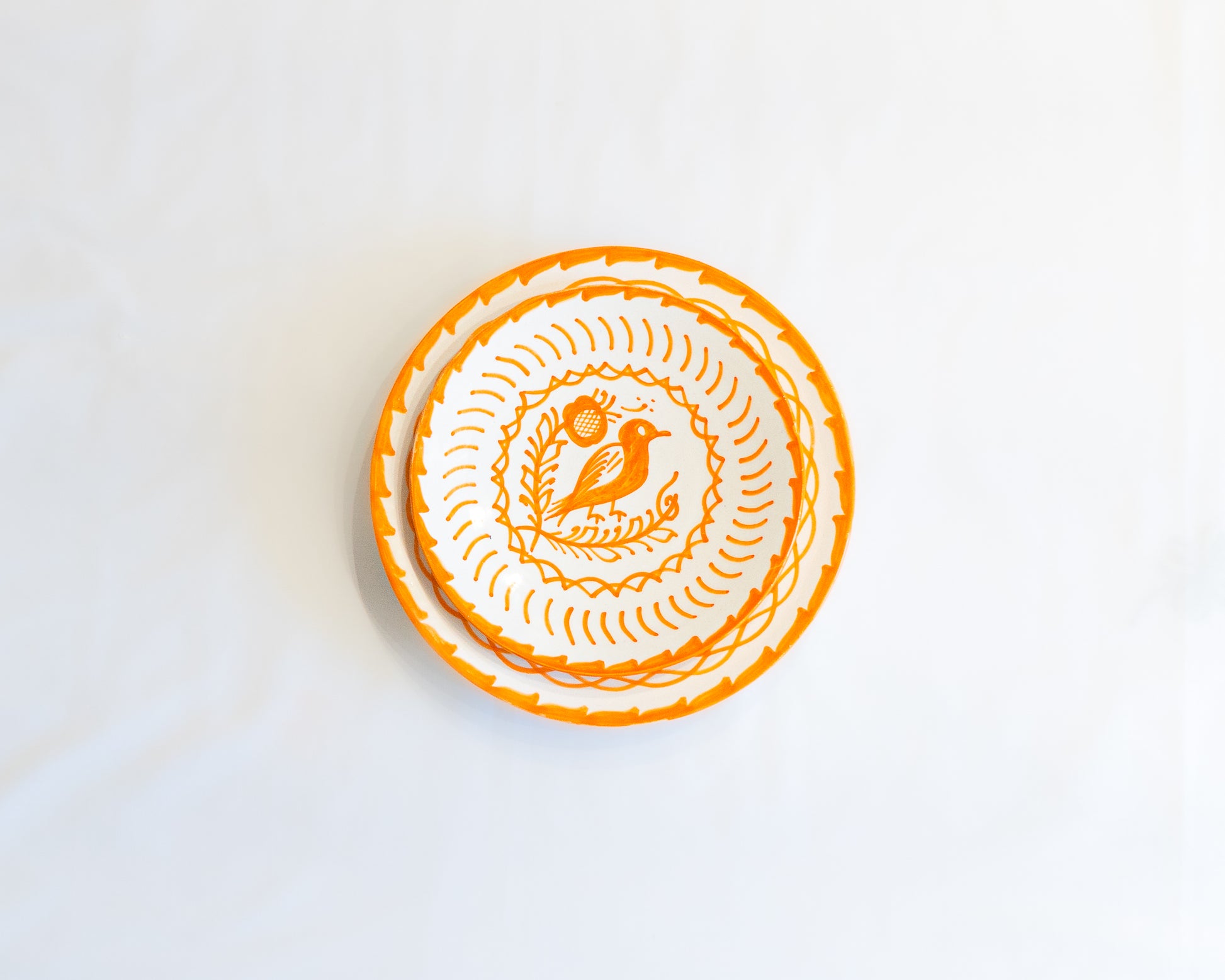 Assiette en céramique blanche et jaune du maroc peinte a la main avec une couleur orange eclatante refletant lauthenticite de lartisanat traditionnel