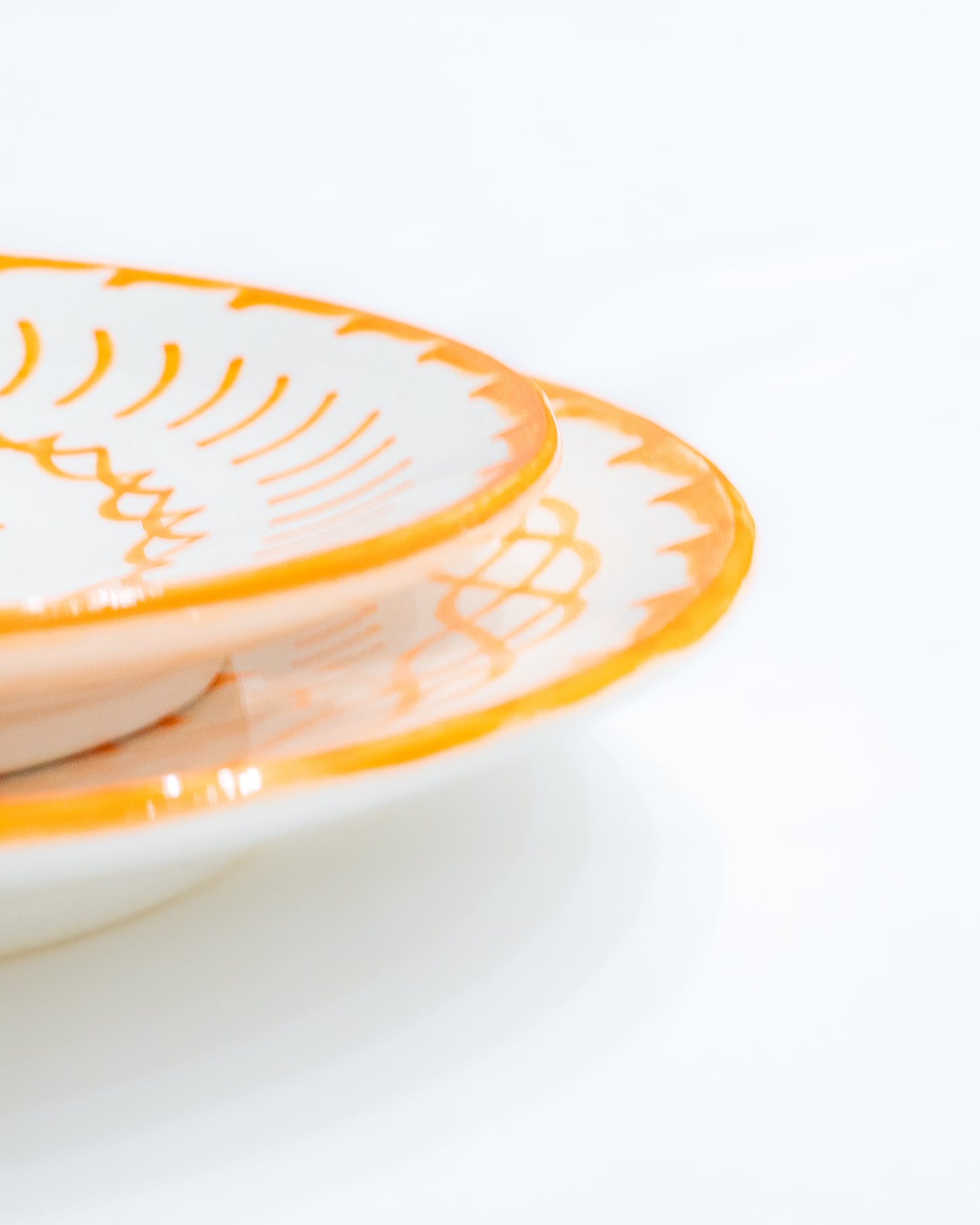 assiette en ceramique blanche et jaune avec motifs bird
