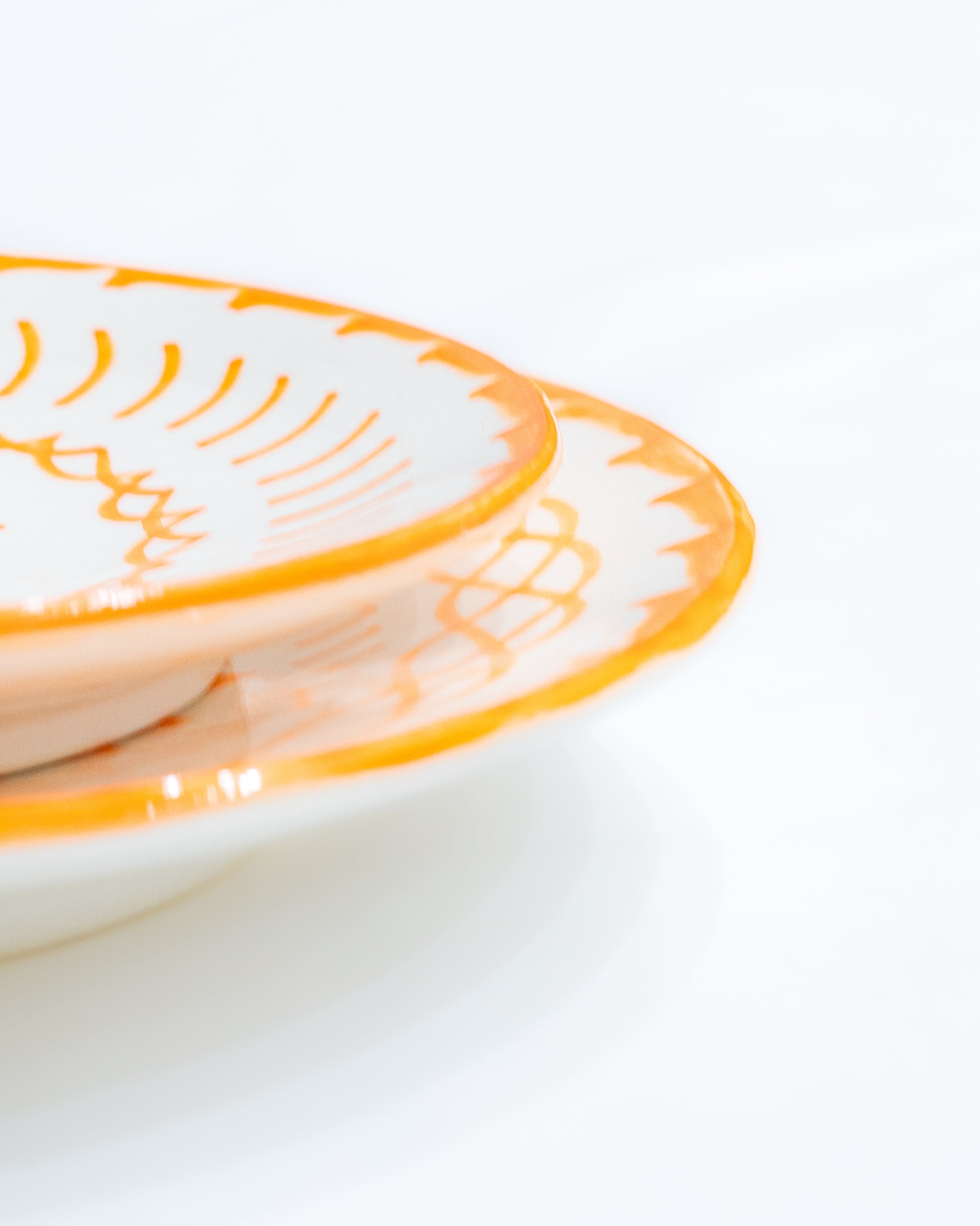assiette en ceramique blanche et jaune avec motifs bird