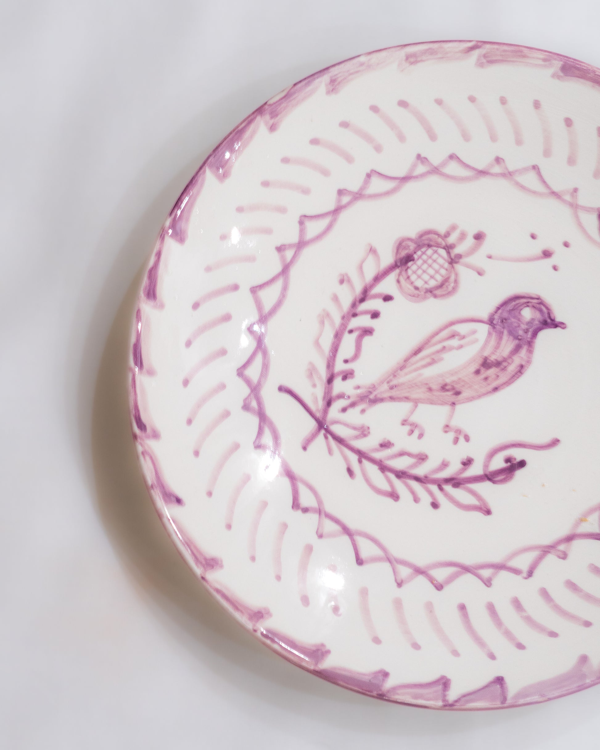 assiette en céramique blanche peinte a la main par des artistes marocains apportant une atmosphere dauthenticite à la decoration de maisons