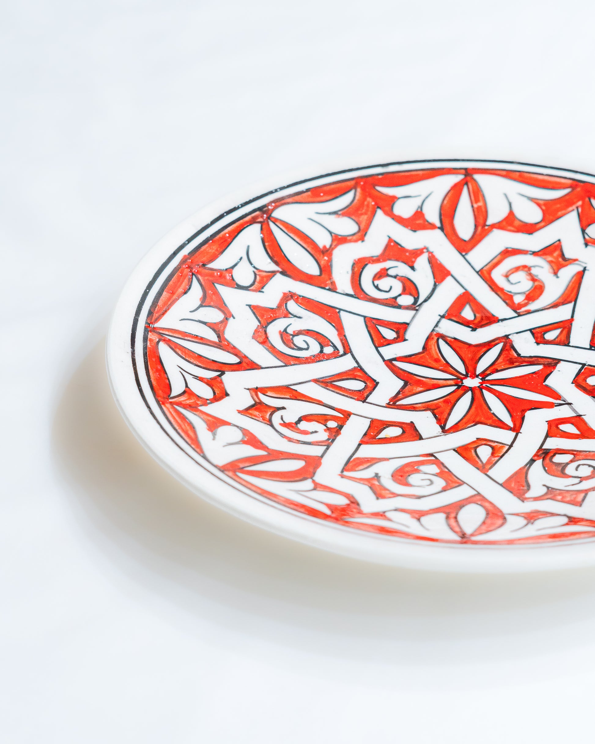 piece de decoration pour maisons cherchant lauthenticite et léclat cette assiette marocaine en ceramique rouge et blanc avec bordure noire est un incontournable