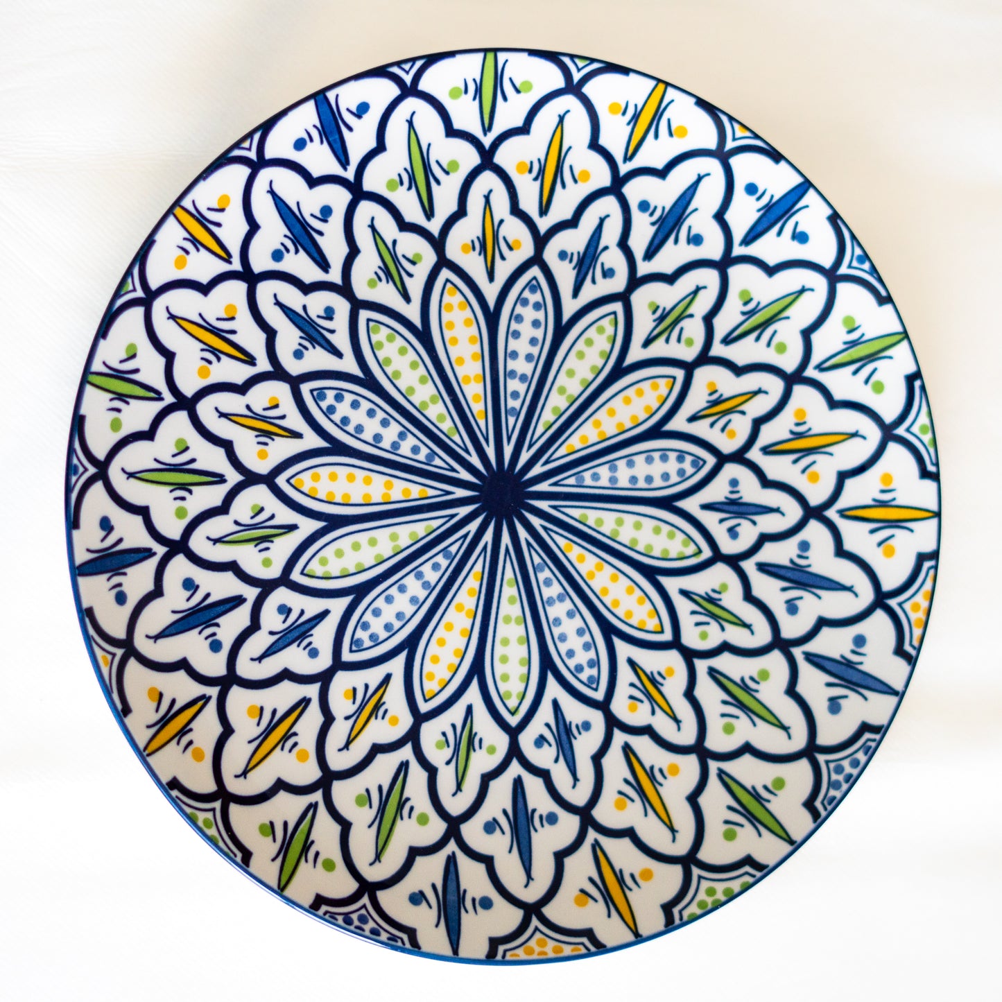 assiette en porcelaine avec des motifs géométriques du Maroc évoquant une atmosphère authentique et un éclat distinctif pour la décoration de maisons
