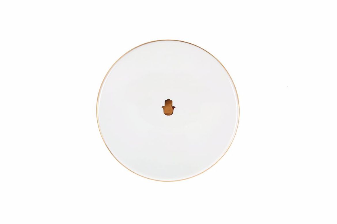 assiette creuse en porcelaine aux motifs ethniques, mêlant turquoise et blanc reflétant leclat et lauthenticité du Maroc