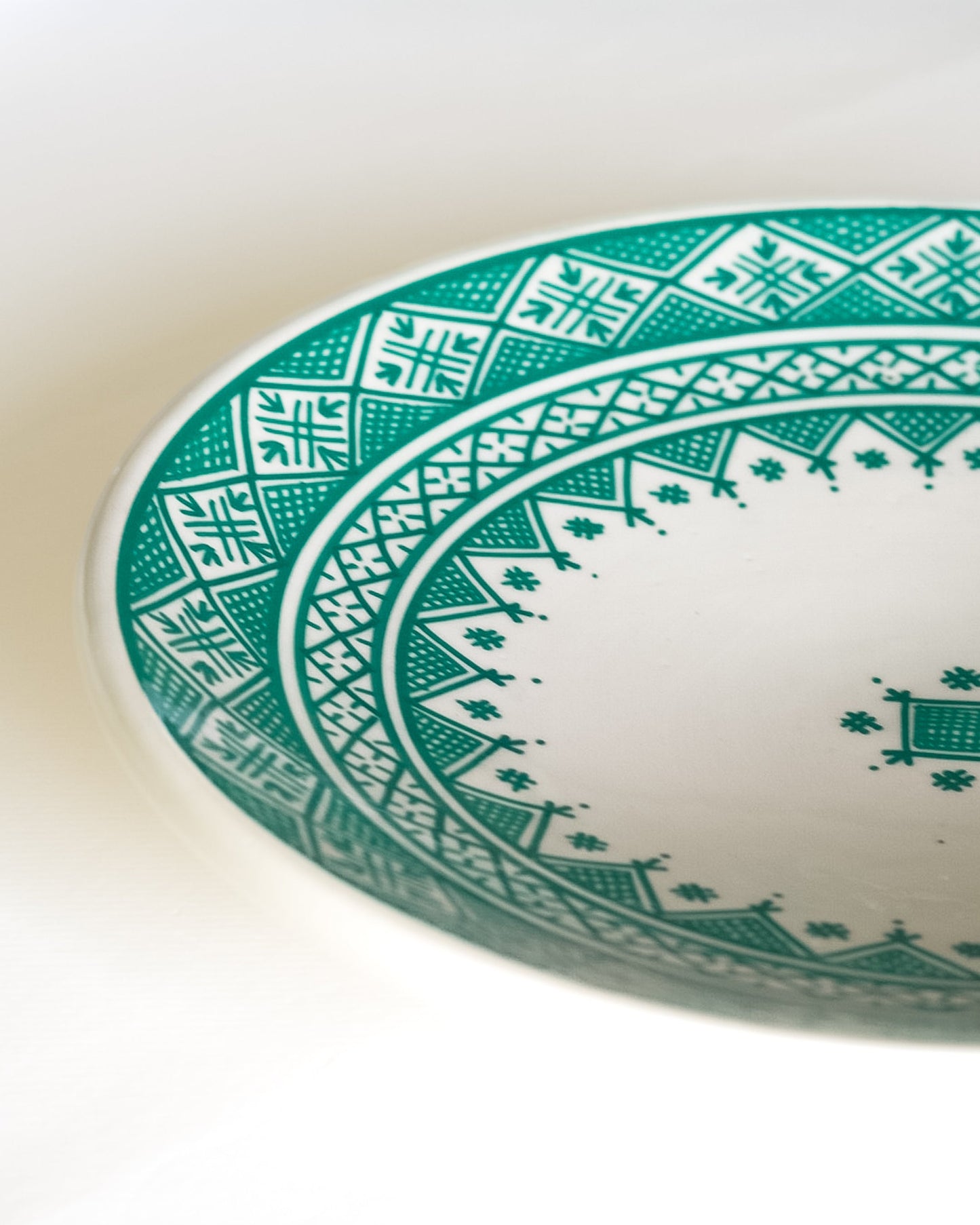 assiette-plate-marocaine-vert-blanc-motifs-marocain