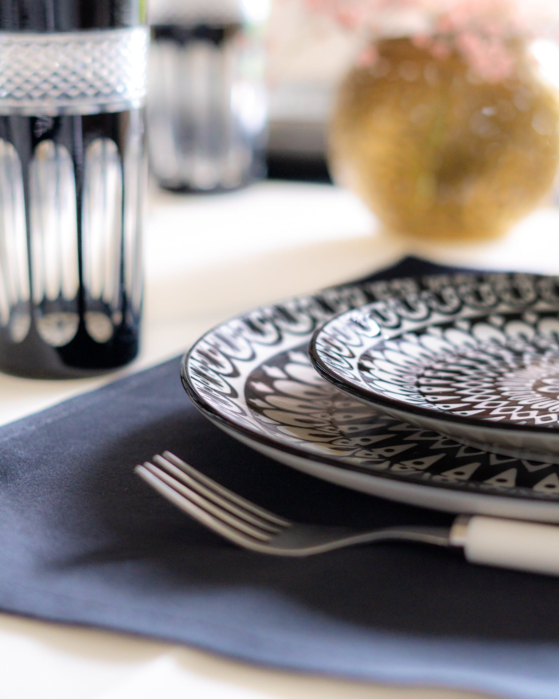 assiette plate noir et blanc motifs marocain