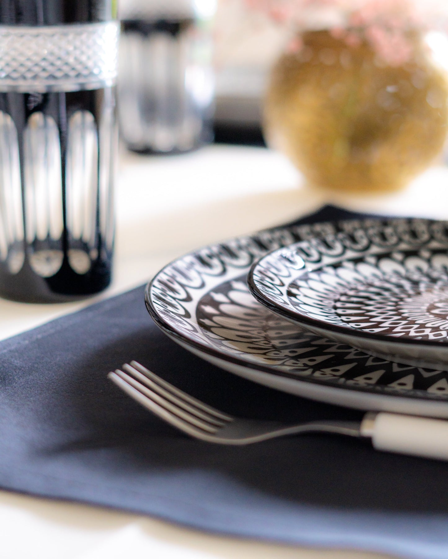 assiette plate noir et blanc motifs marocain