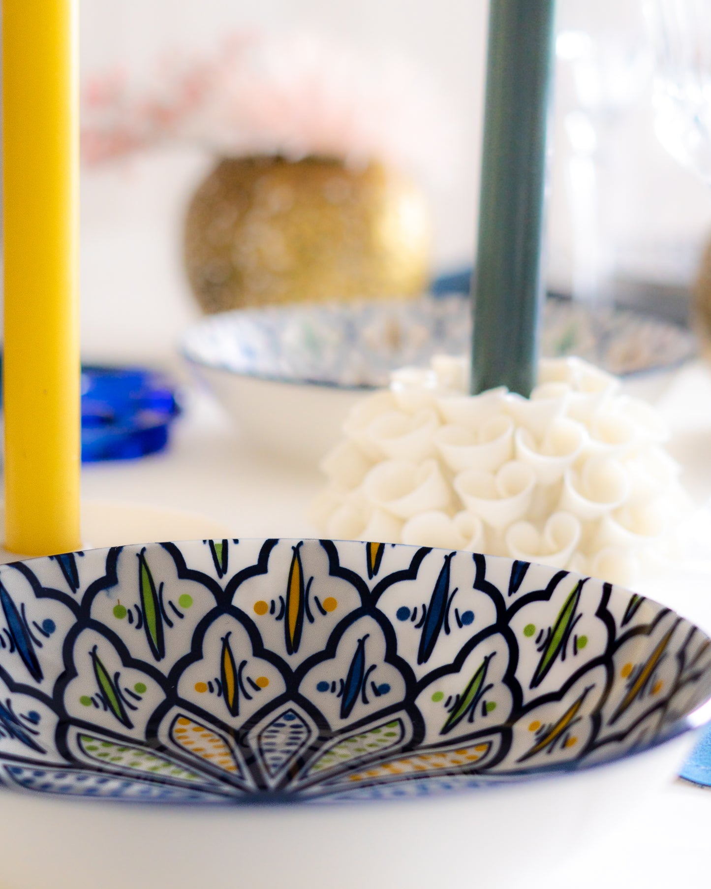 Assiette creuse de 20 cm, capturant l'authenticité du Maroc à travers ses motifs brillants, idéale pour apporter une touche d'éclat à la décoration maisons.