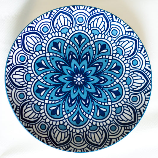 Une assiette en porcelaine de Chefchaouen, teintée de nuances bleues profondes, reflétant l'authenticité du Maroc et apportant un éclat unique à la décoration des maisons.