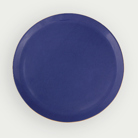 Assiette de 32cm en bleu Majorelle, reflétant l'éclat et l'authenticité de la décoration des maisons au Maroc.