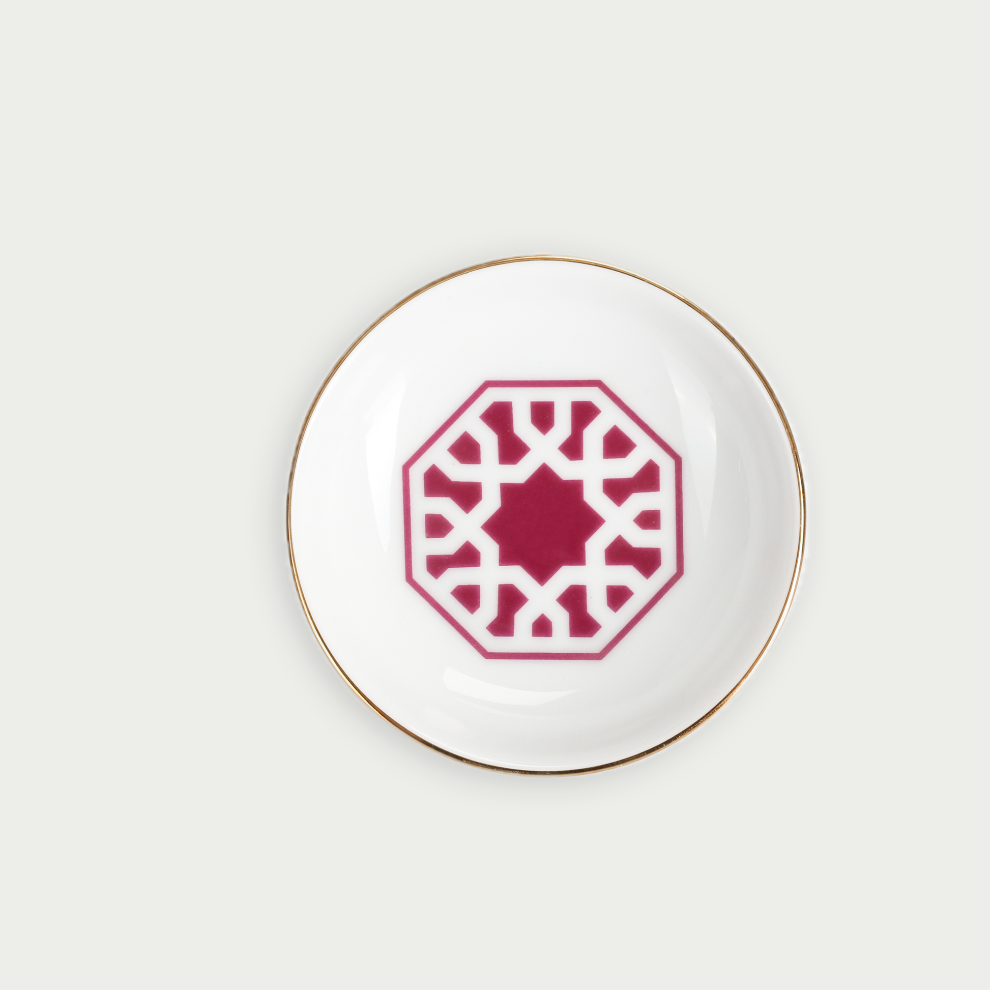 coupelle en porcelaine de 10 cm aux motifs dor inspires du Maroc refletant une atmosphere dauthenticite et declat pour la decoration des maisons