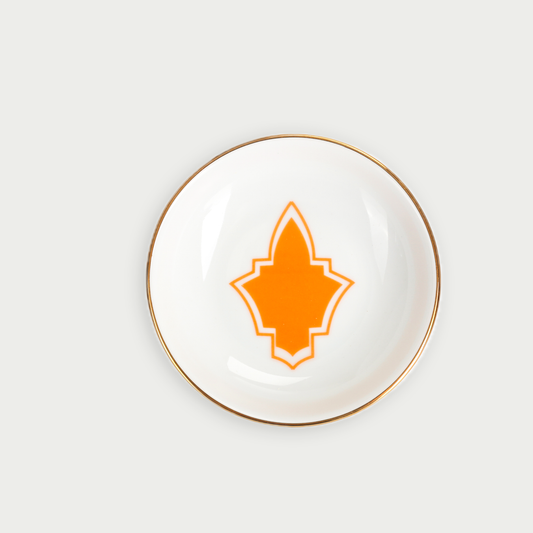 une coupelle mini de 10 cm dans un vibrant orange refletant leclat et lauthenticite du Maroc avec ses motifs dores délicats et sa porcelaine fine ideal pour ajouter une touche exotique à votre decoration de table