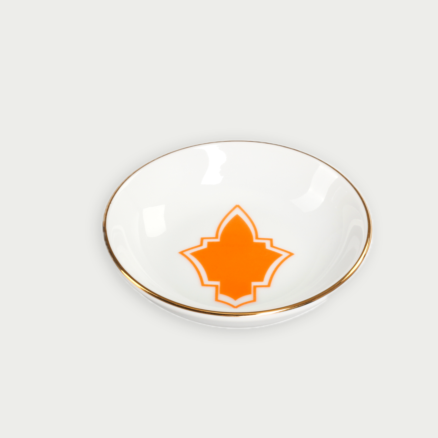 Profitez de latmosphere marocaine authentique avec ce bol en porcelaine orange de 10 cm orne de motifs or apportant une touche delegance et de chaleur à vos maisons et célébrant la riche tradition de la decoration marocaine