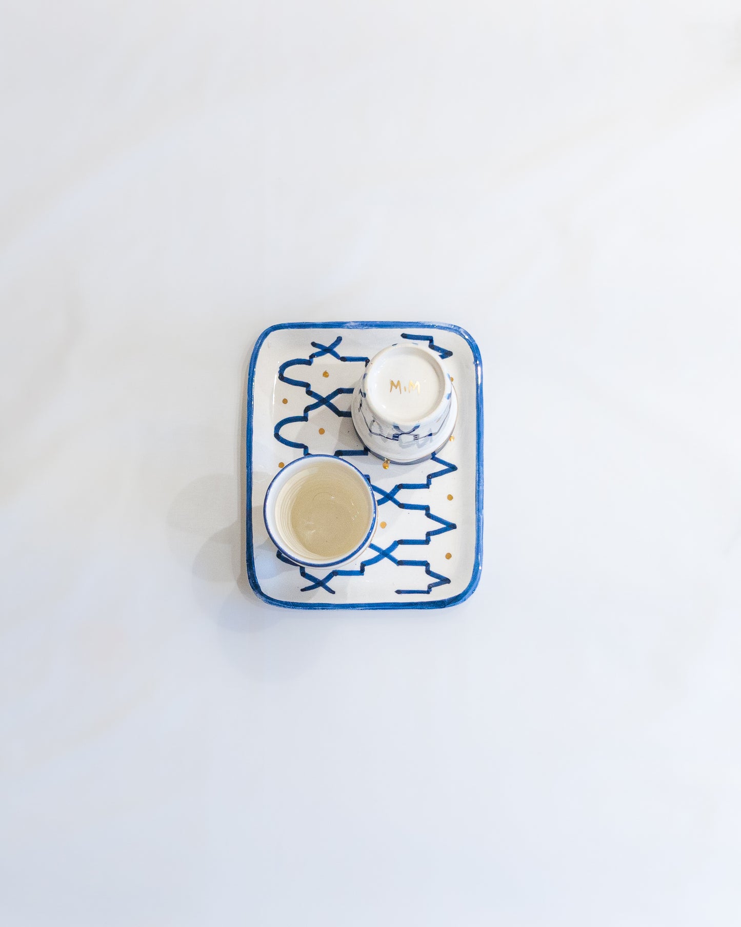 Plateau en ceramique du Maroc avec motifs delicats et deux verres assortis refletant lauthenticite et leclat de la decoration des maisons traditionnelles
