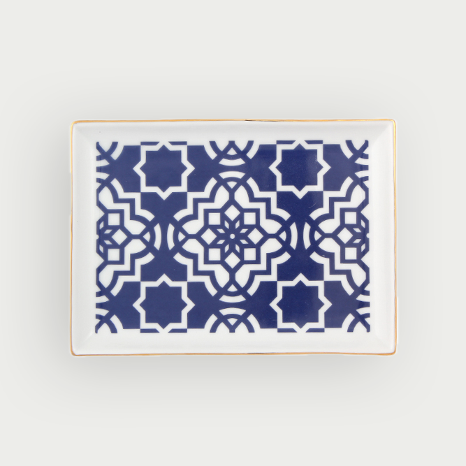 Plateau en porcelaine aux motifs bleu majorelle et blanc refletant leclat et lauthenticite de latmosphere marocaine