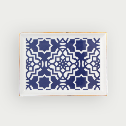Plateau en porcelaine aux motifs bleu majorelle et blanc refletant leclat et lauthenticite de latmosphere marocaine