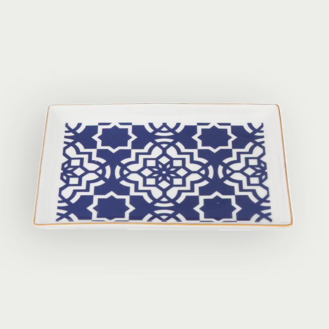 Plateau en porcelaine incarnant lauthenticite de lart marocain parfait pour ajouter une atmosphere exotique à la decoration de la maison