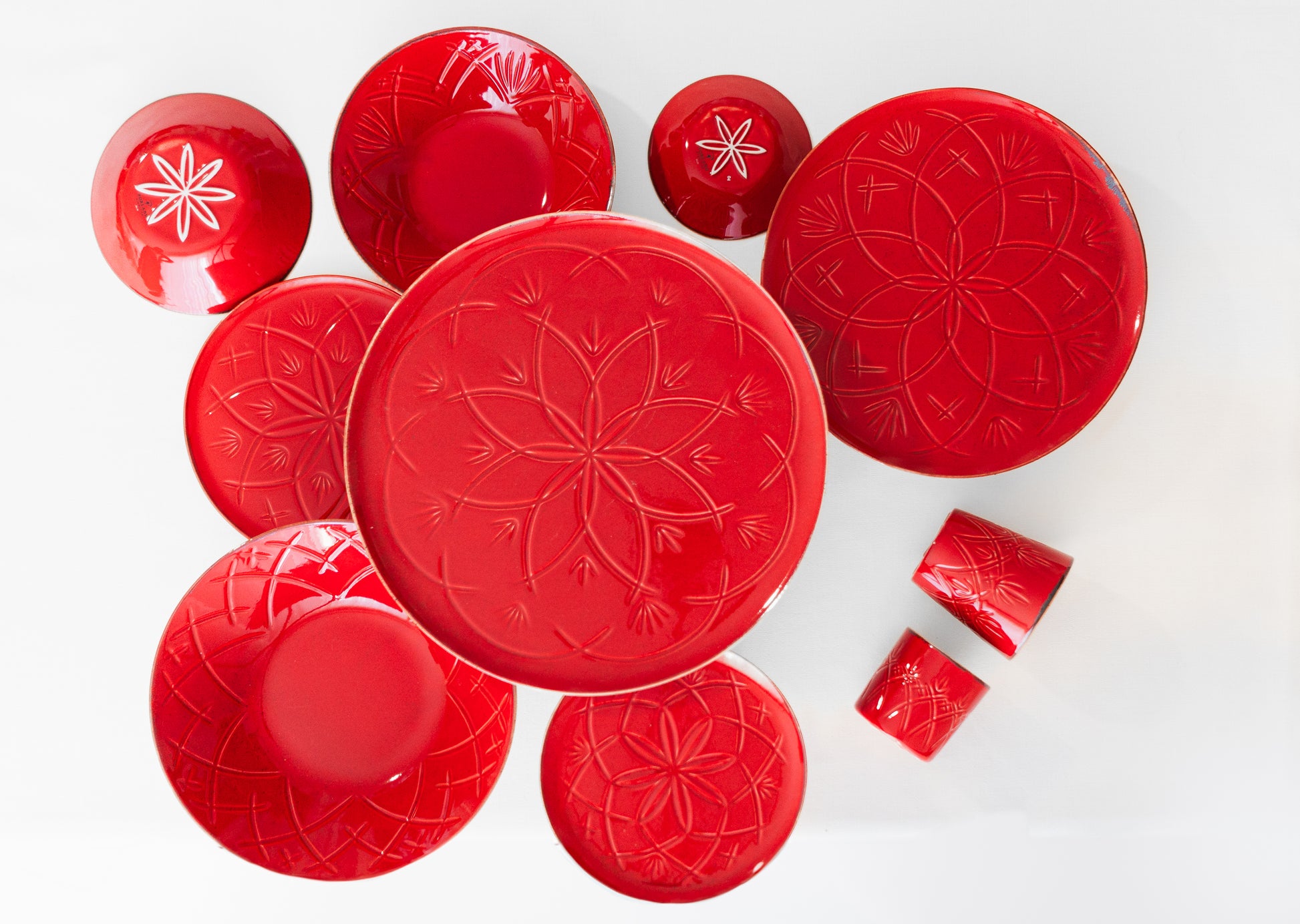 service de table rouge royal motifs en relief