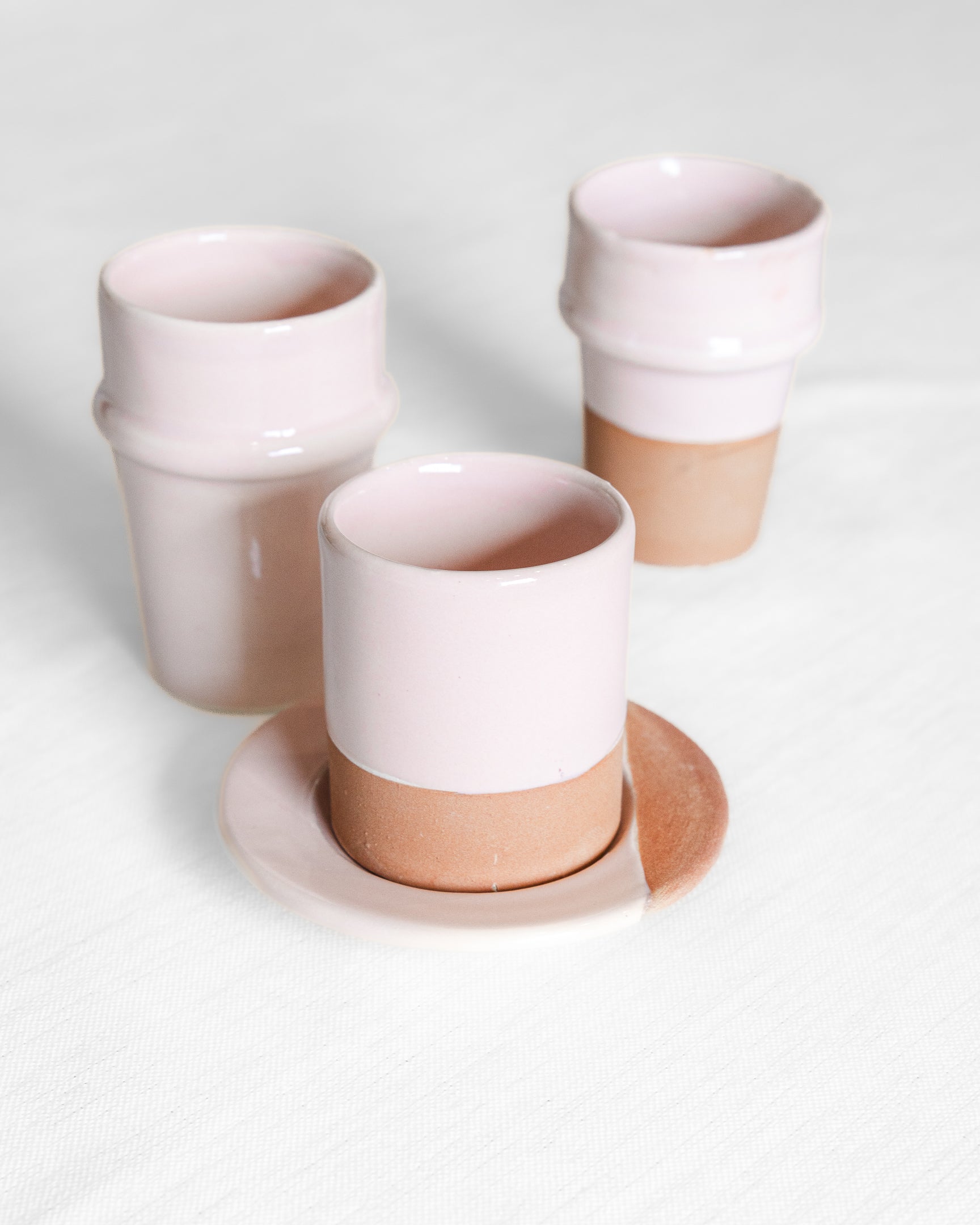 tasse a cafe rose moderne artisanale en terre cuite