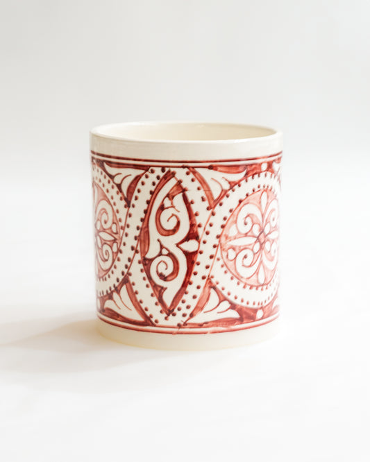 Vase Arabesque bordeaux fait main au Maroc avec des motifs bleus détailles refletant lauthenticite artisanale