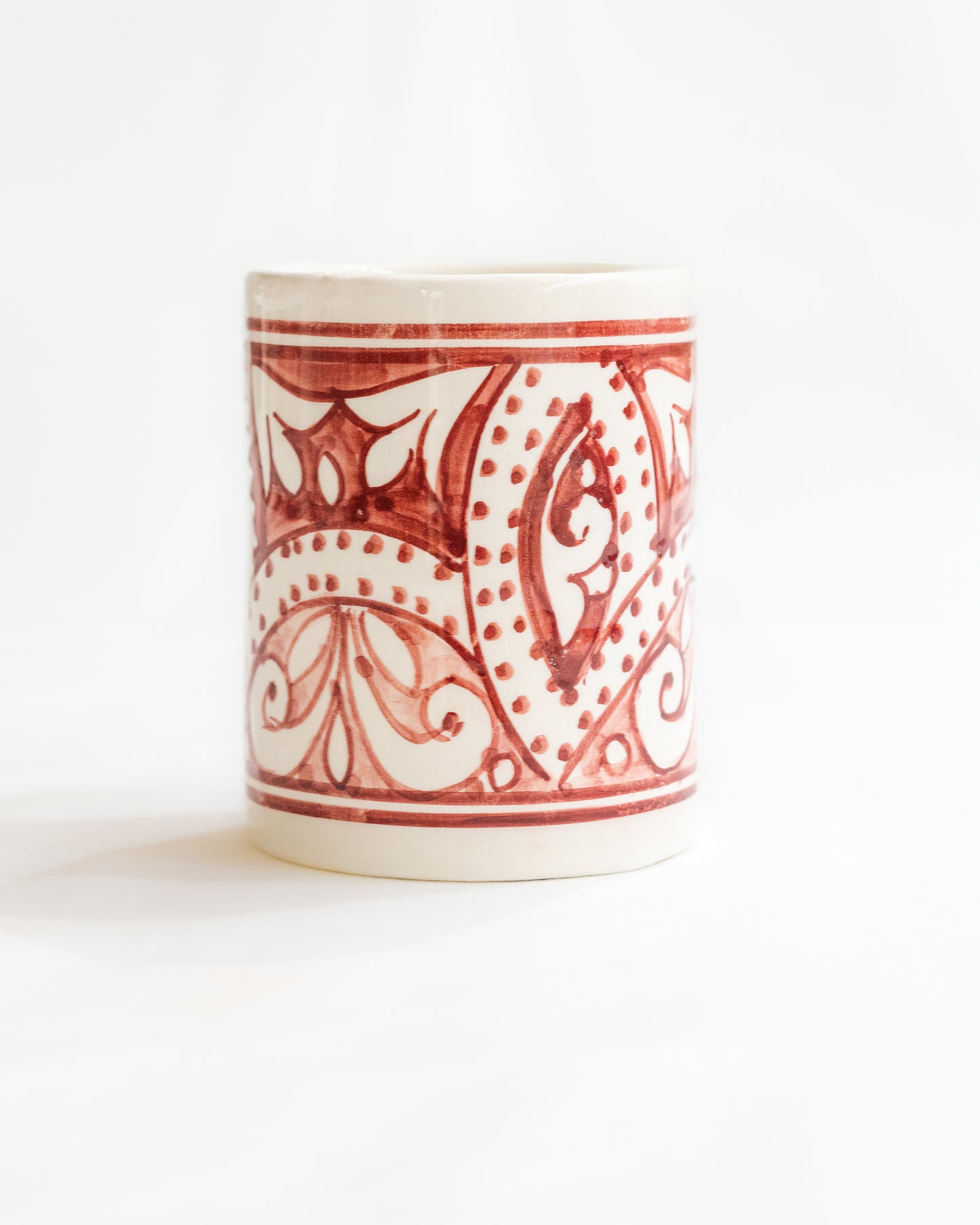 Vase artisanal marocain mettant en avant une ethique du fait main orné de motifs arabesques pour une decoration interieure authentique.